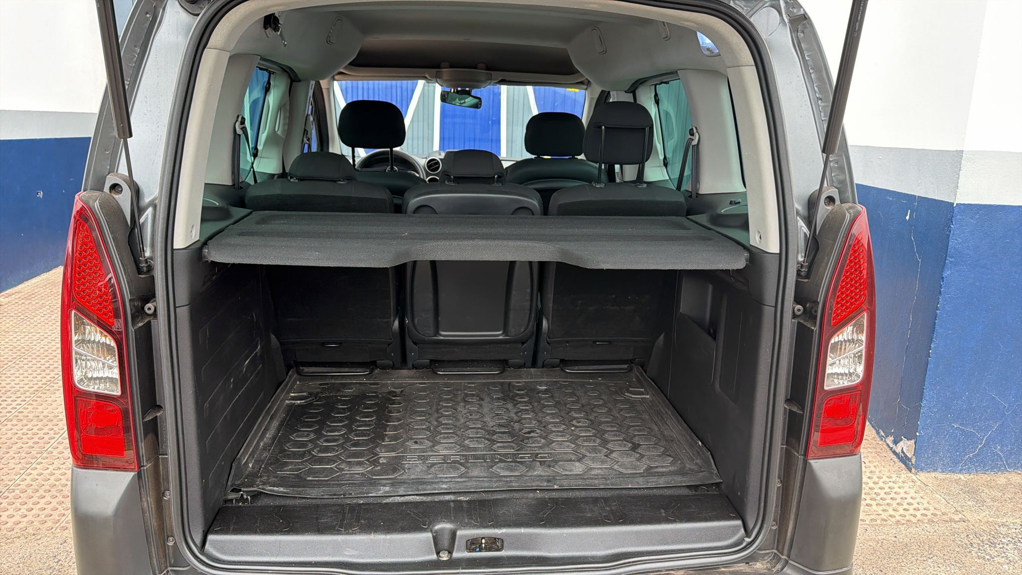 Maletero de una furgoneta con asientos traseros abatidos, mostrando un espacio amplio y limpio, ideal para transporte de carga o equipaje.