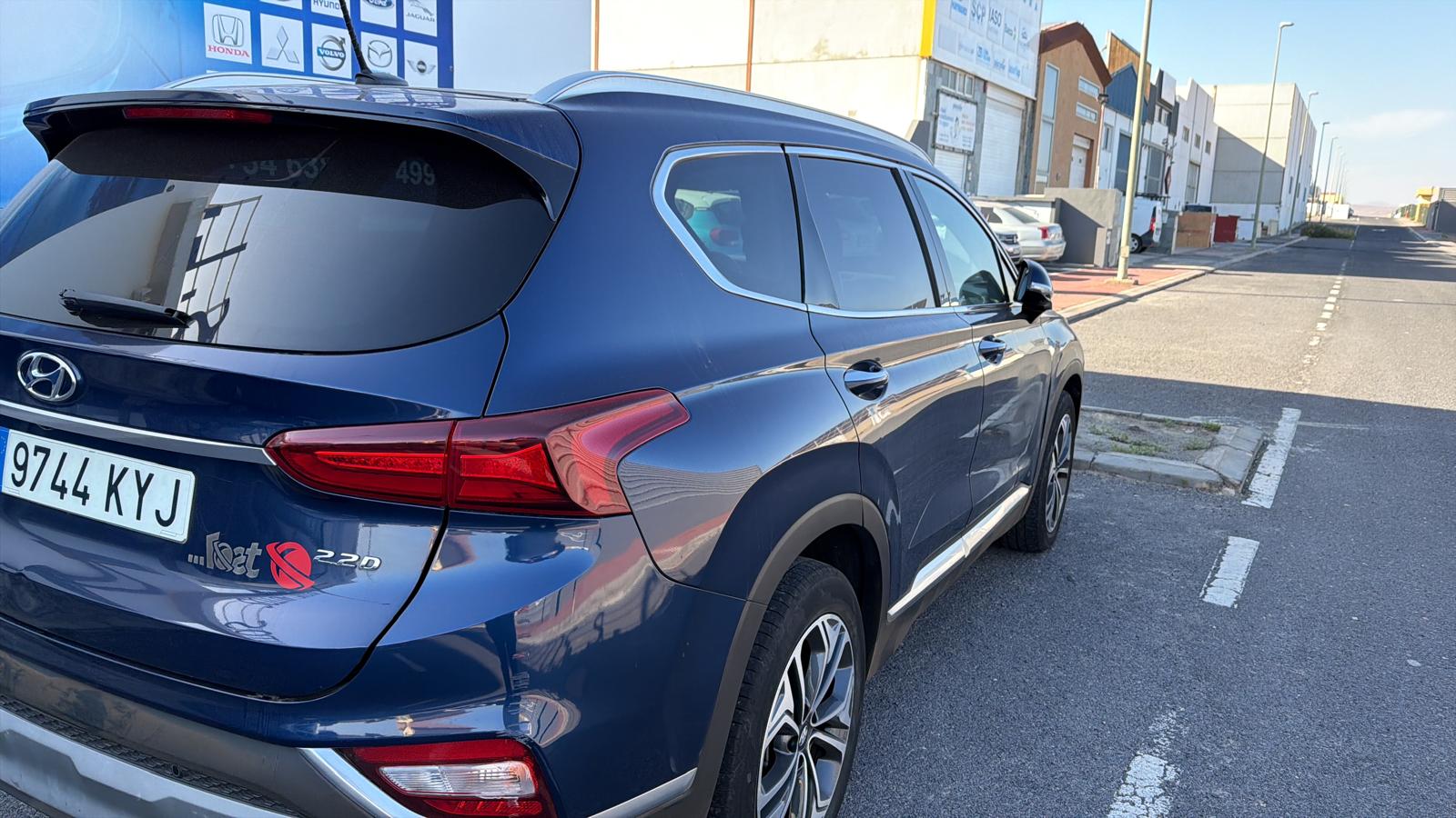 Hyundai modelo 2022, vista trasera y lateral en una calle urbana, con matrícula 9744 KYJ, color azul y detalles en diseño moderno.