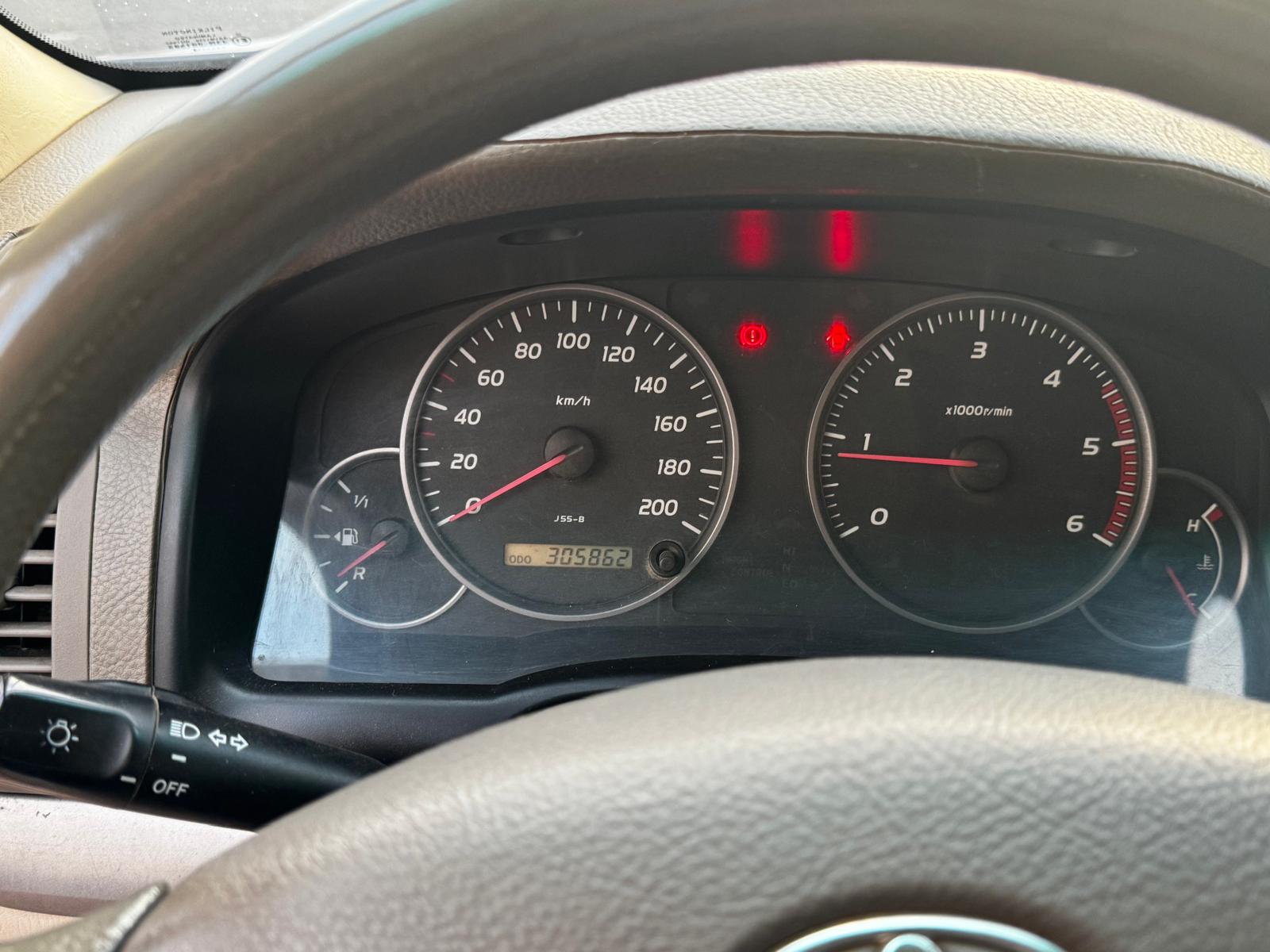 Tablero de instrumentos de un vehículo mostrando el velocímetro, tacómetro y medidores de combustible y temperatura, con un odómetro que indica 305,862 km.