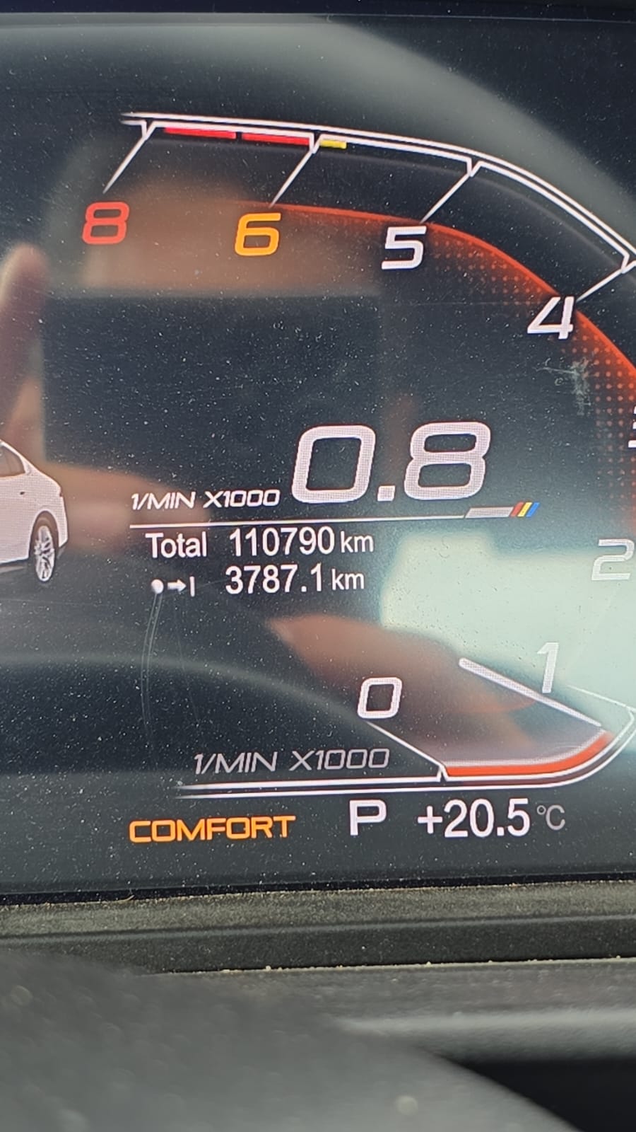 Pantalla del tablero de un automóvil mostrando el indicador de revoluciones por minuto (RPM), el total de kilómetros recorridos (110790 km) y la temperatura interior (+20.5 °C).